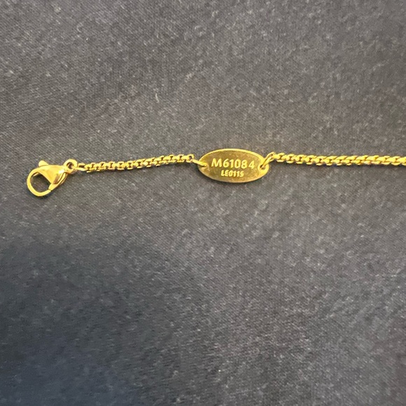 Preloved LV Essential V necklace - Picture 6 of 7